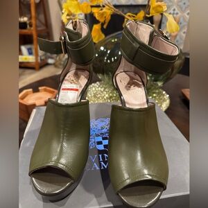NWOB Vince Camuto Wiver Platform Sandals In Olive Size 8